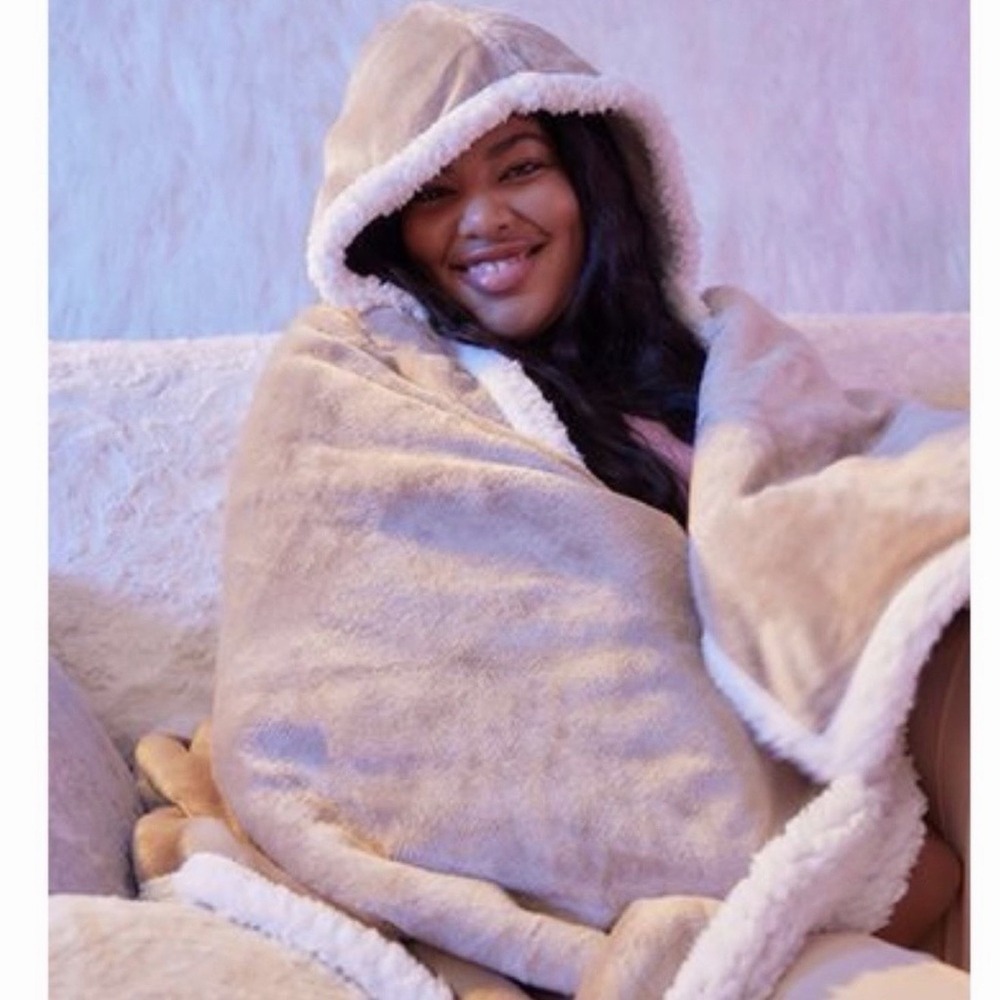 Socialite Hooded Sherpa Wearable Throw Blanket FabFitFun 40x70 New With Tags